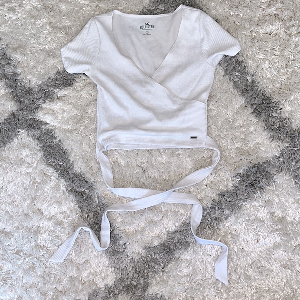 white hollister cropped short sleeve!